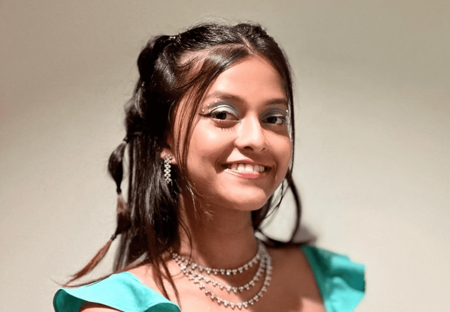 Yohani Age, Net Worth, Height, Family, Biography